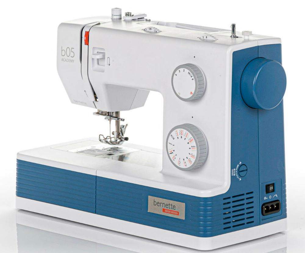 Comparison of the Bernette 05 Crafter vs Bernette 05 Academy Sewing ...